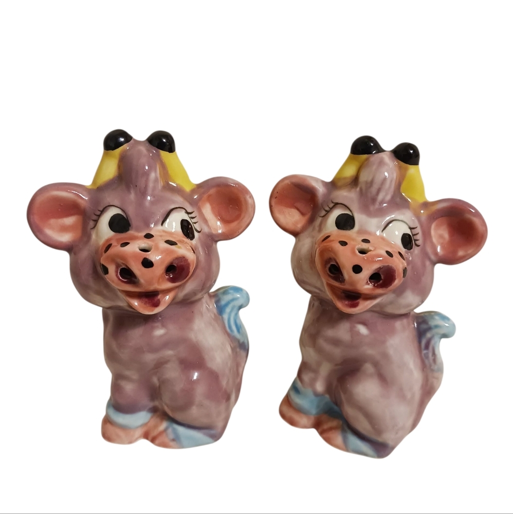 VINTAGE 50S HAND PAINTED PURPLE COW SALT & PEPPER SHAKER SET